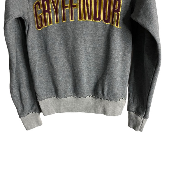 Universal Studios The Wizarding World of Harry Potter Gryffindor Sweatshirt - Picture 3 of 8
